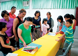 推“关机半小时”亲子阅读台一小学让家人更亲近