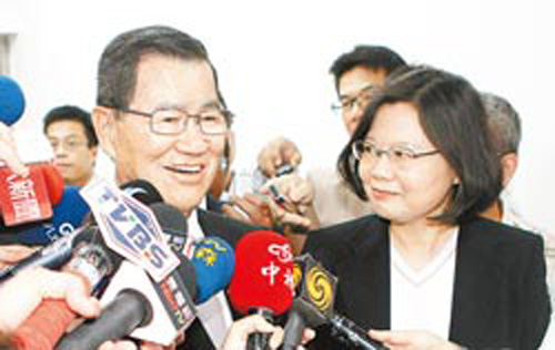萧万长:处理经济太政治影响台湾竞争力(图)