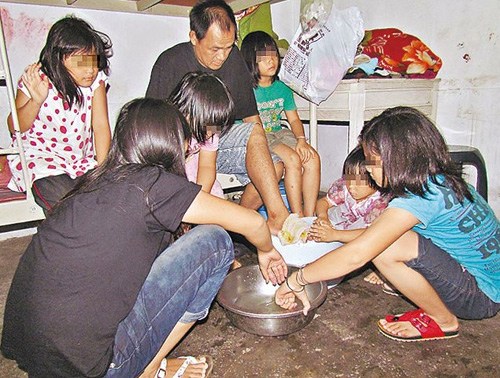 台湾跛脚父忍伤打工独养7女称“剩条腿也要做”