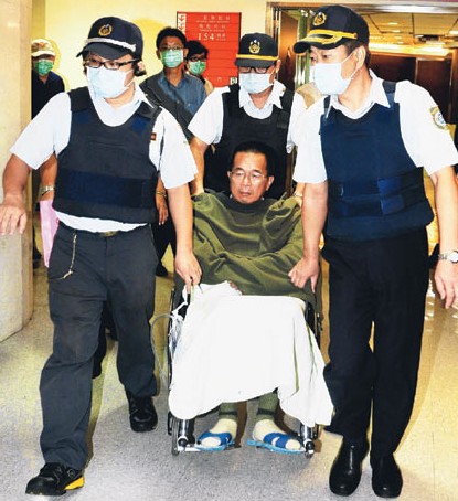 陈水扁坐轮椅挂尿袋进台北荣总僵持2小时才受检