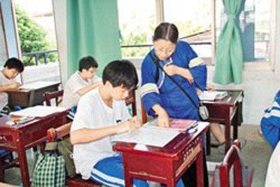 高雄市一中学老师穿蓝衫授课挽救客家传统(图)