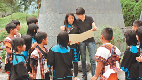 “美青阿姨”偏乡小学说故事学童送教师卡致谢