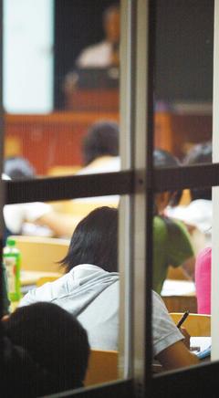 选课大战火爆恐延迟毕业台湾大学生喊价买课