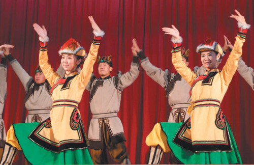 草原歌舞舞进新竹小学台湾学生学念“希啦啦”