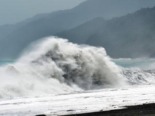 强台风“杰拉华”掀起擎天巨浪兰屿全岛大停电