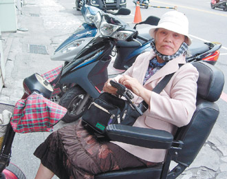 台湾迷路阿婆求助警察“听音辨位”送回家