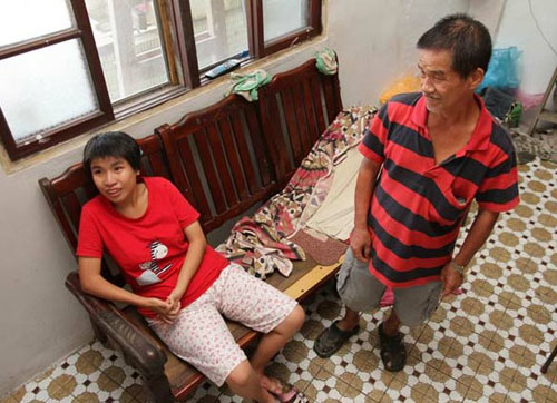 智障女等饭吃台一失业父铤而走险偷铁条被逮