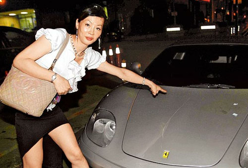 台女子开法拉利违规停车惹怒旁人车遭刀刮