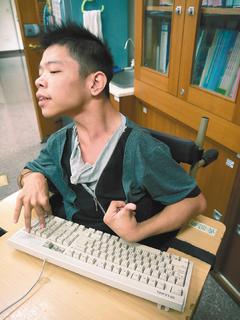 台湾脑性麻痹患者开网店想赚钱带妈妈出去玩