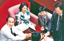 台经济要犯被押返台展现两岸共同打击犯罪决心