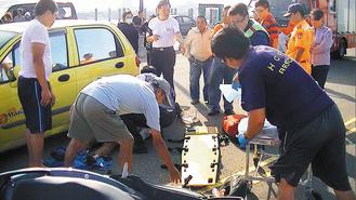 台一男子骑摩托车时被风筝线勒住致其撞车