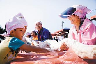 台中1298人拉小麦面不到1小时突破1000米(图)