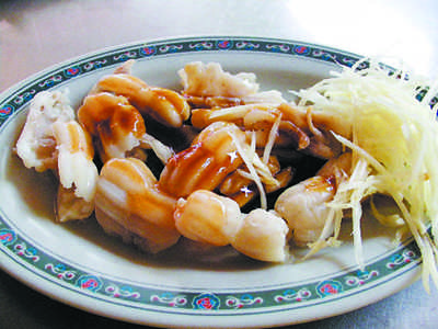 台北大稻埕慈圣宫前天天“办桌”吸引饕客