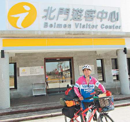 62岁大陆游客单车环台湾好心警察邀睡派出所