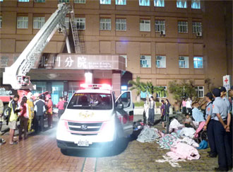 台南医院大火疑人为纵火警方带回手指燻黑男子