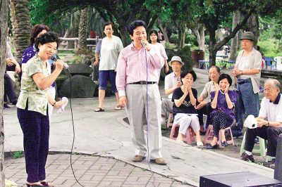 图:“抓拍”台湾街头露天卡拉OK