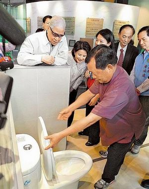 李登辉下乡苗栗县长刘政鸿帮掀马桶(图)