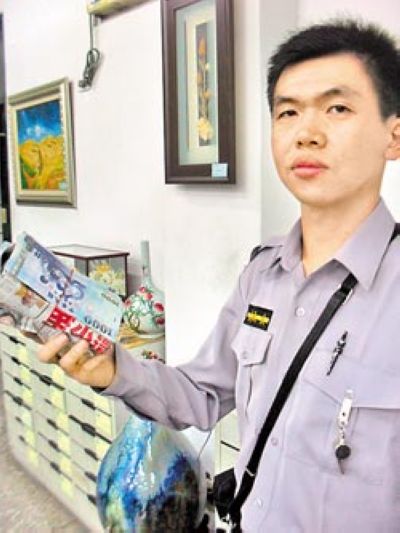 桃园警方拿报纸制作“假钱”智擒2名诈骗分子