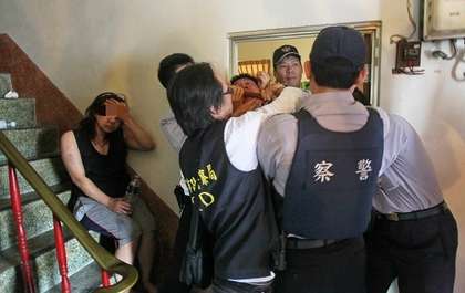 台湾吸毒男子持刀挟持女友不准分手遭警方制伏