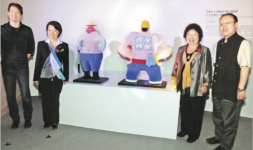 高雄展出积木人体雕像陈菊惊呼“真的好像”