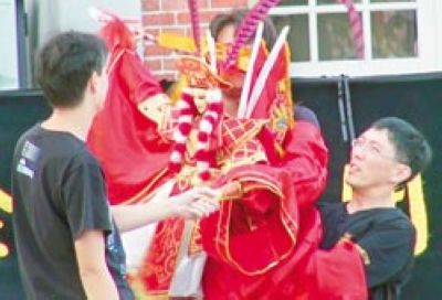 融合时尚元素台湾传统布袋戏变脸骑马舞(图)