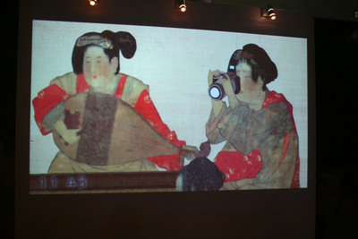 台北故宫数字化展览唐画侍女穿T恤拿单反(图)
