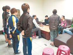 请清寒同学吃过期下架食品台打工少年被告侵占