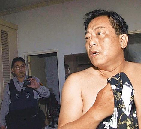 台男子冒充飞行员拐离婚妇女骗吃骗喝半年(图)