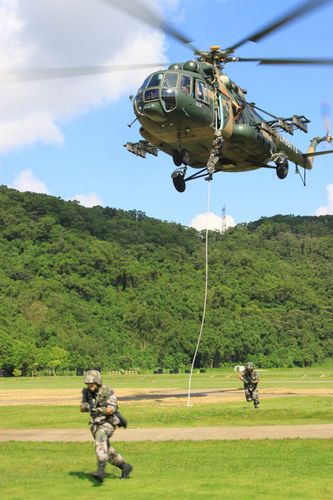 驻澳门部队特种连演练直升机机降技术组图3