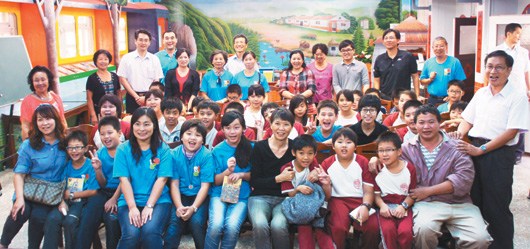 马英九夫人走访小学生动解读清明上河图(图)