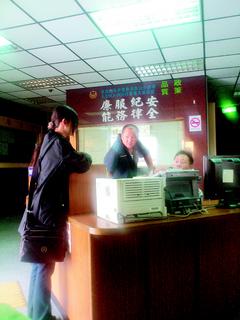 父亲狱中来信被家人烧掉台女子长大后监狱寻父