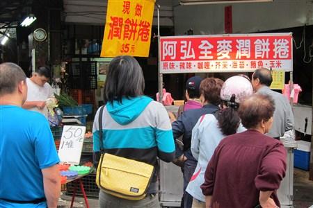 台北润饼卷料多实在应景小吃人气夯(图)