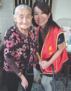 台湾美女公关换跑道返乡投身公益服务老人(图)