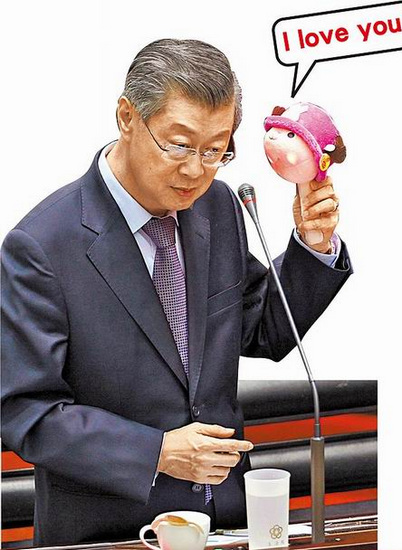 “立委”质询带玩偶发ILOVEU声舒缓陈冲心情(图)
