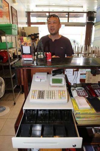台一便当店开门营业便遭窃收款机被男子抱走