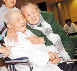 相隔两岸65年9旬兄妹终在台湾相认(图)