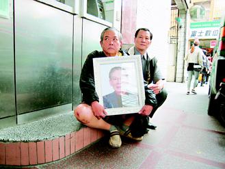 提款机与路面距15cm台一老翁踩空摔死家属控诉