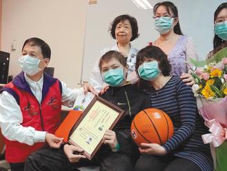 台湾14岁男孩乐观抗癌:“要打球打到50岁”(图)