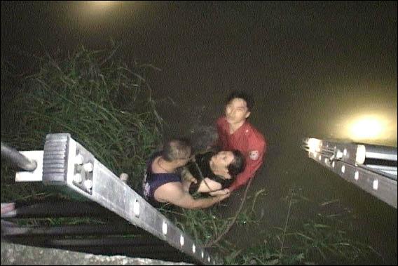 台湾女子和丈夫吵架赌气跳河因水冷爬上岸