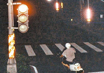 台男子性骚扰女司机警方斥责:你有美妻还这样?