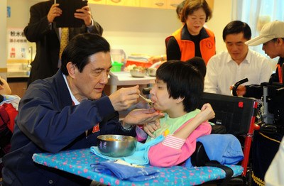 国民党庆祝建党118周年党支部义卖献血做公益