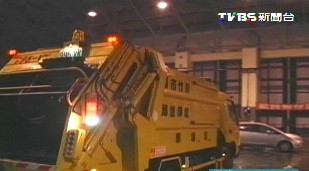 台一辆垃圾车倒车失控倒头栽进3楼高焚化炉(图)
