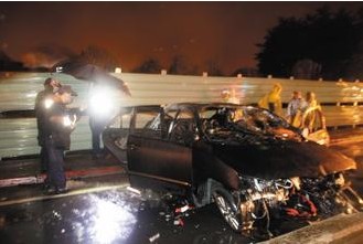 台发生火烧车事故小客车失控撞护栏致3人丧生（图）