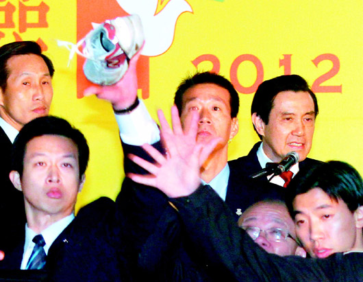 马英九遭“独派”丢鞋维安人员筑人墙及时拦鞋(图)