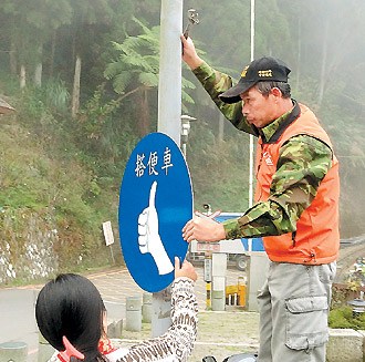 台景区现“搭便车”站牌官方与背包客看法不一
