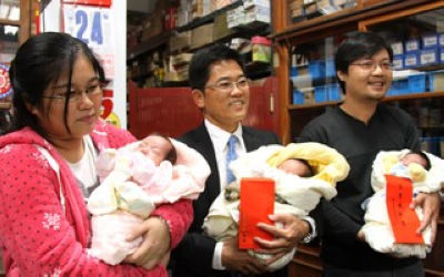 台东一夫妇生下三胞胎鼓励生育县长亲送红包