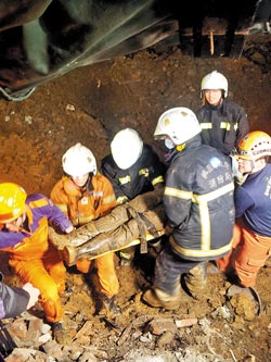 台湾桃园铁路工程坍塌一工人遭活埋身亡(图)