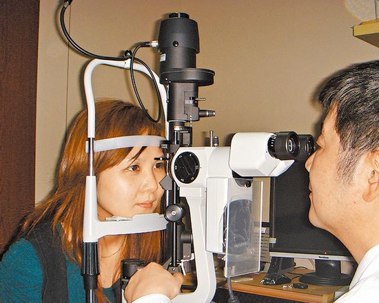 常拿口水滋润隐形眼镜台女子角膜溃烂险失明