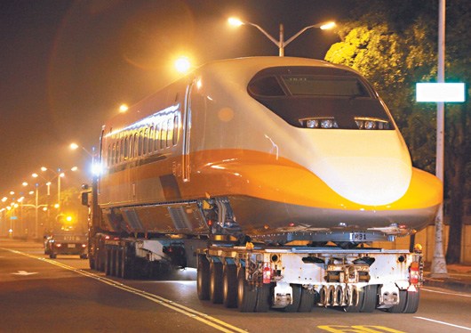台湾高铁列车开上马路铁道迷抢拍(图)