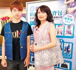 台副教授发明可穿式背包防盗抢物品可置背心内层